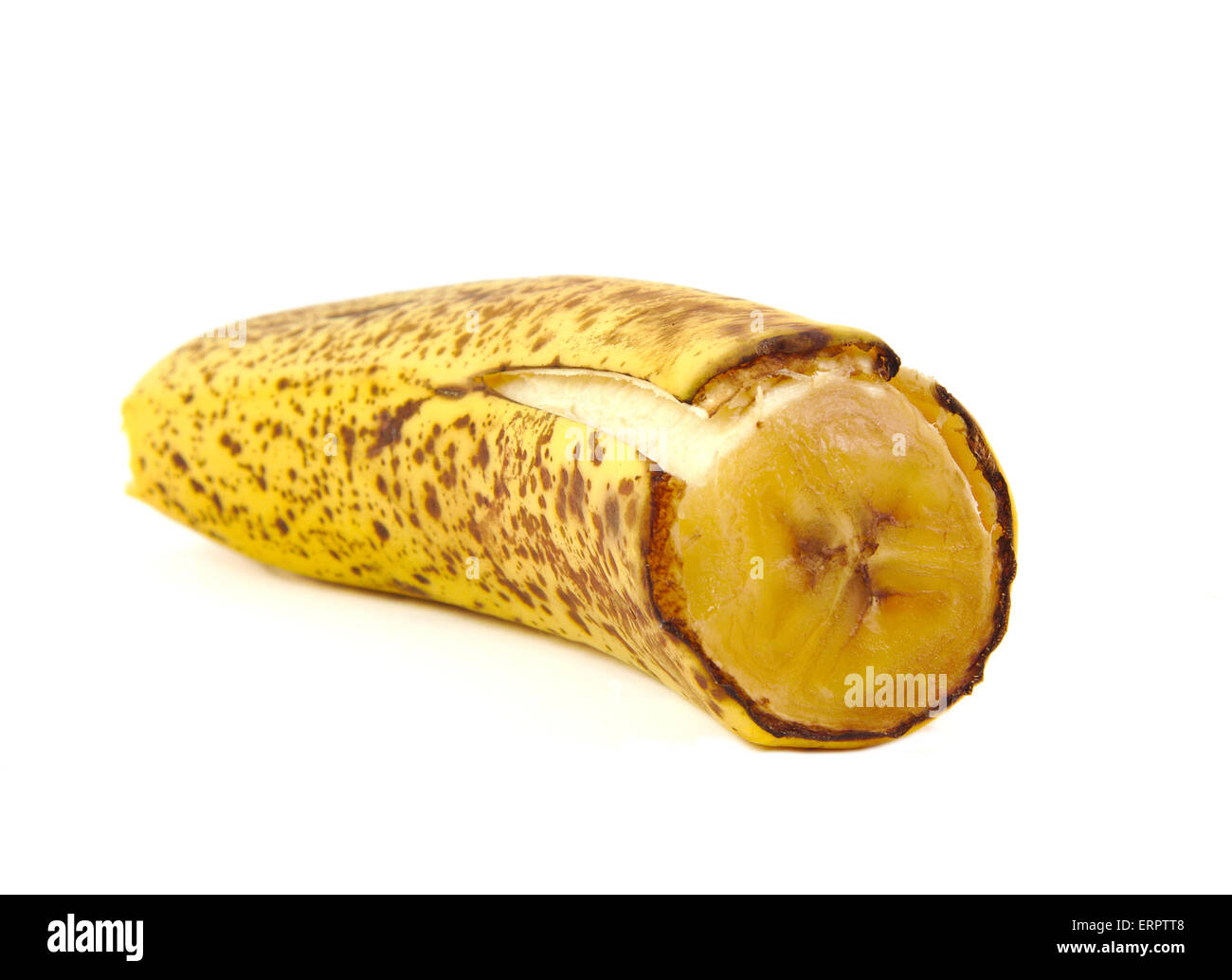 La moitié d'une banane pourrie sur fond blanc Banque D'Images