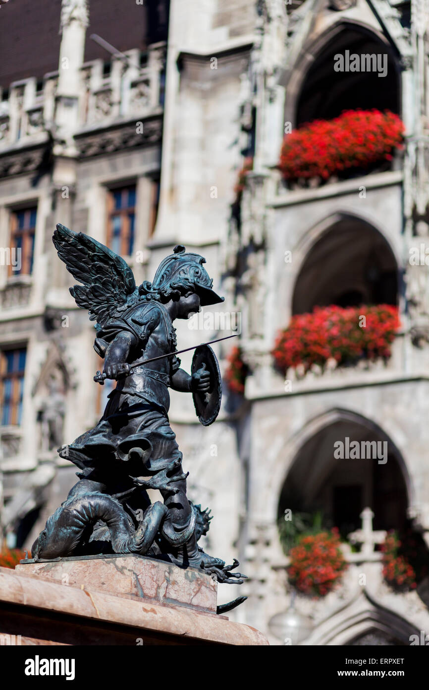 Ange avec l'épée à Marienplatz à Munich Banque D'Images