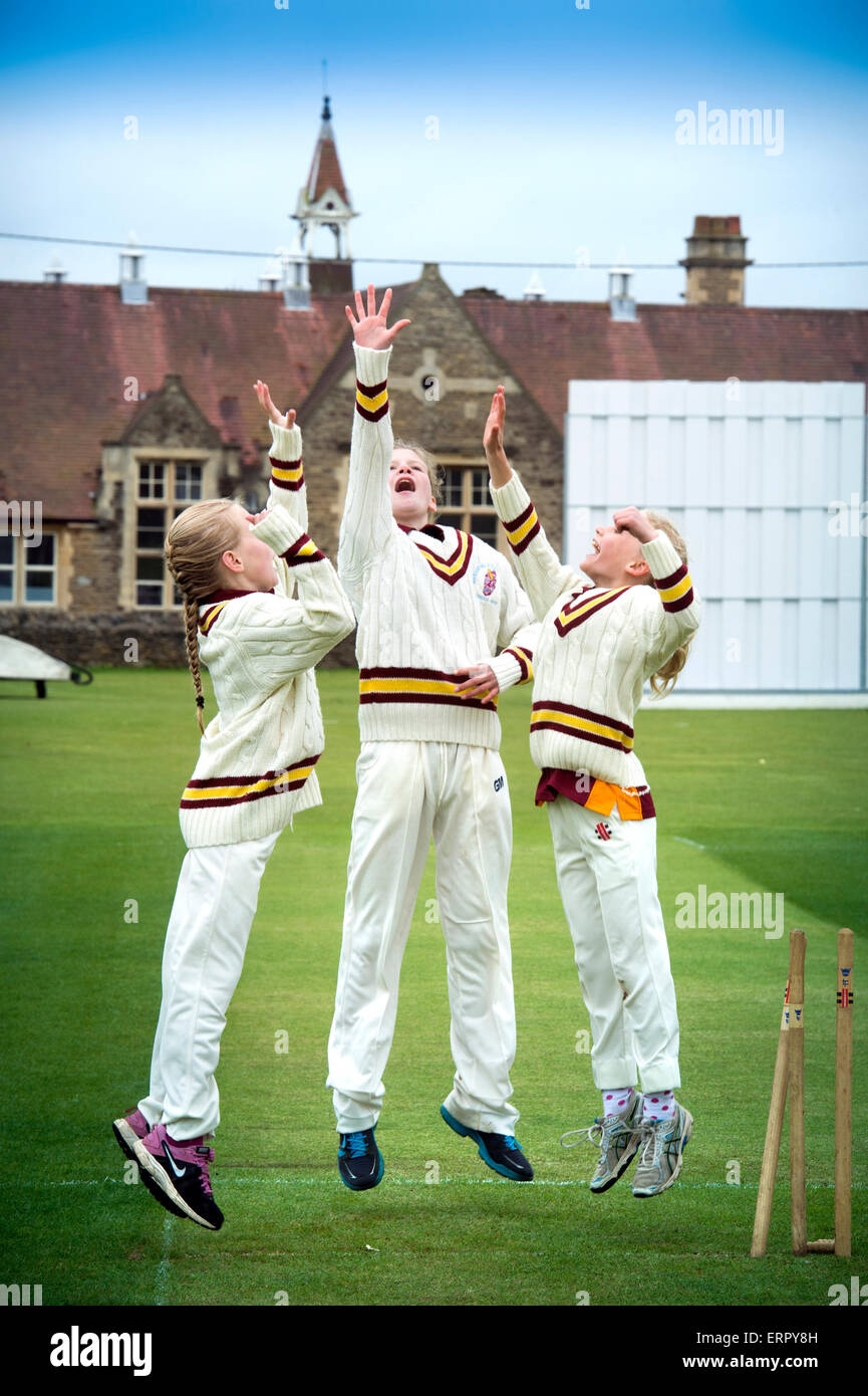 Junior Filles célèbrent en tenant un guichet pendant un match de cricket dans le Wiltshire, Angleterre Banque D'Images