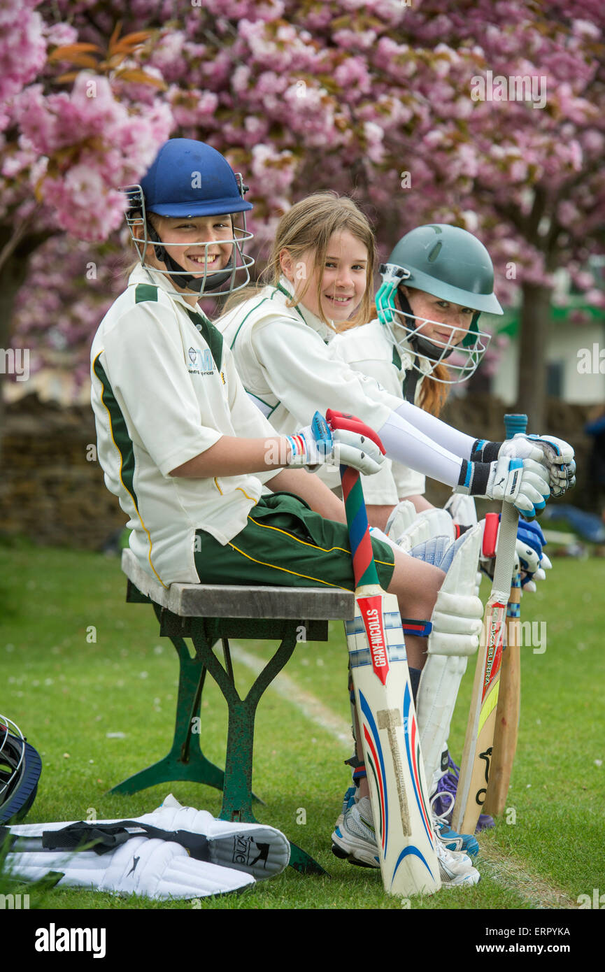 Trois jeunes filles en attente de bat à un match de cricket junior filles  dans le Wiltshire UK Photo Stock - Alamy