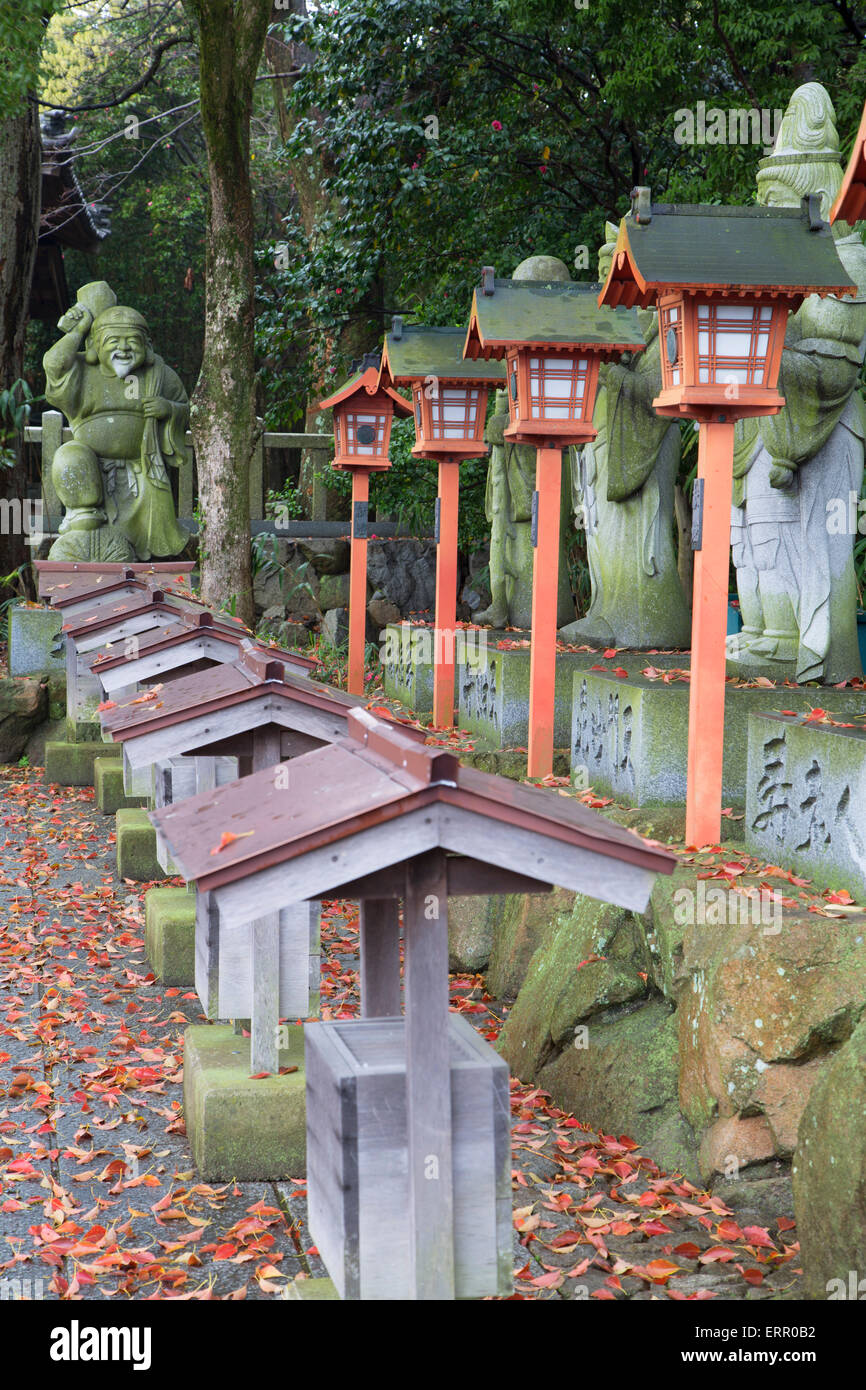 Des statues et des lanternes à Yashima-ji, Shikoku, Takamatsu, Japon Banque D'Images