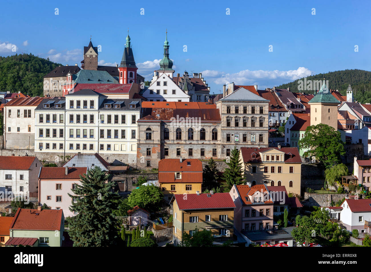 La ville de Loket République tchèque, la vieille ville historique vue le château de Loket ville tchèque Banque D'Images