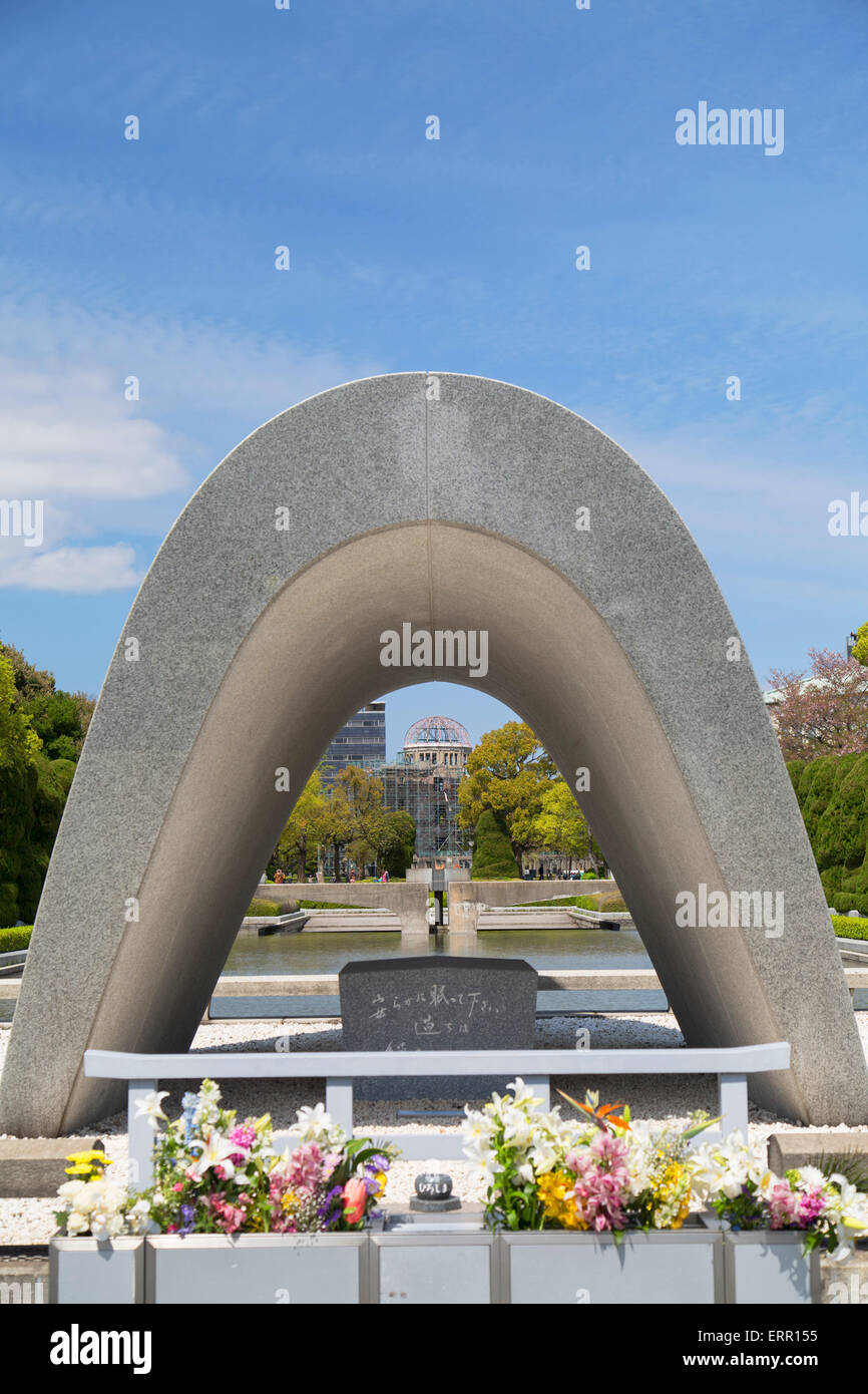 Cénotaphe et Dôme de la bombe atomique au Parc de la paix, Hiroshima, Hiroshima Prefecture, Japan Banque D'Images