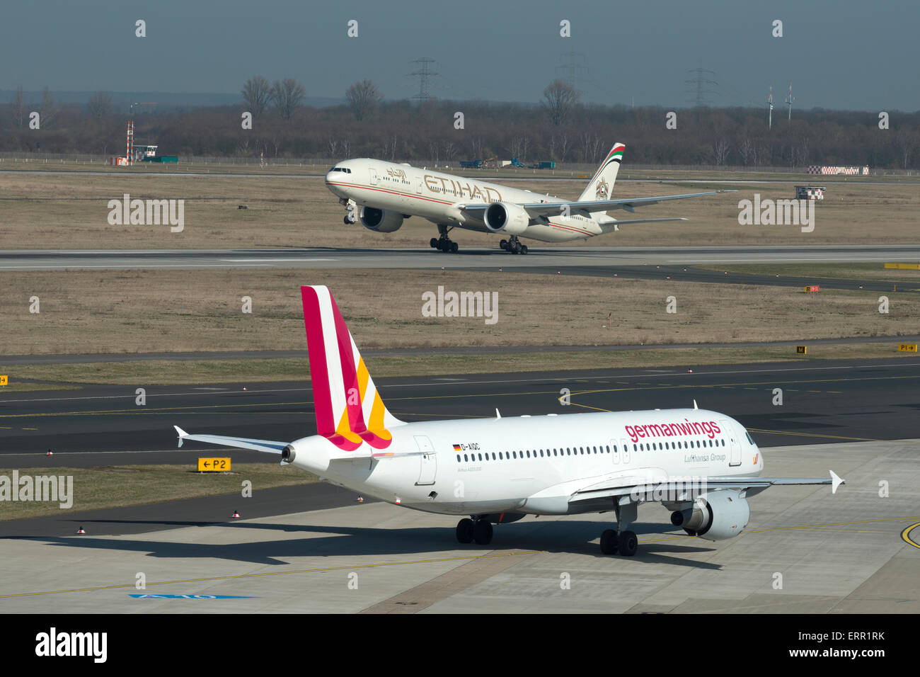 Etihad et Germanwings, avions de l'aéroport international de Düsseldorf, Allemagne. Banque D'Images