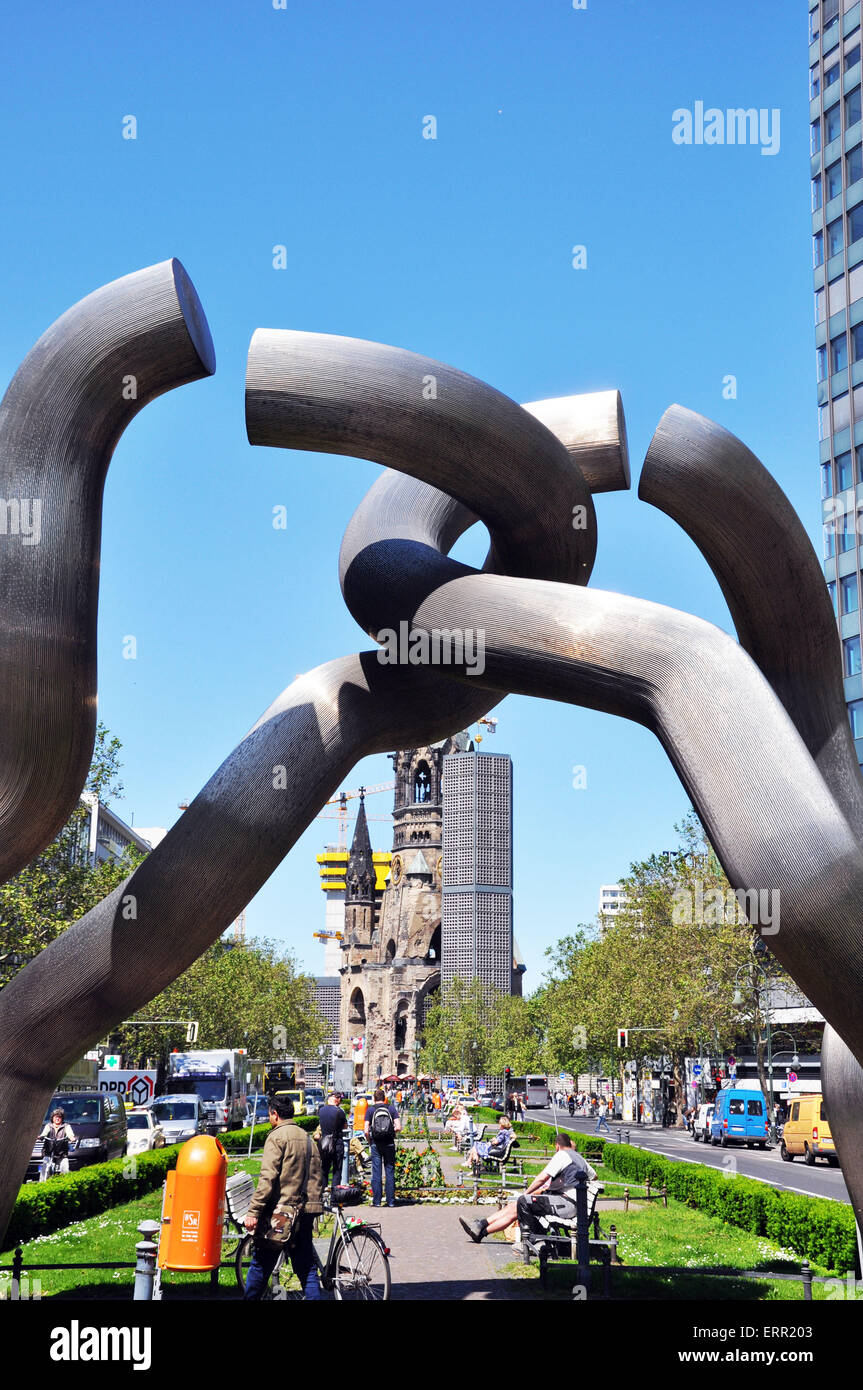 Une sculpture de Berlin sur la Tauentzienstrasse dans l'ouest de Berlin, la capitale de l'Allemagne présente une chaîne cassée Banque D'Images