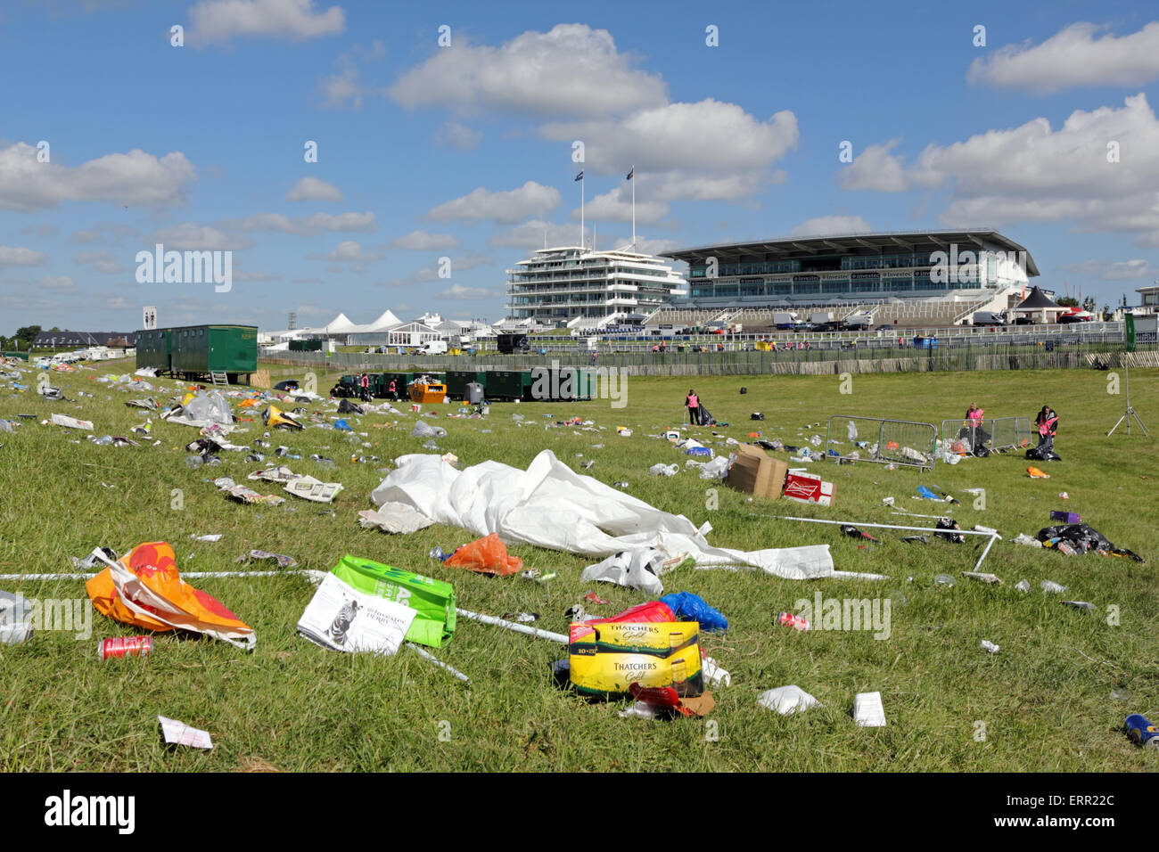 Epsom Downs, Surrey, UK. 7 juin, 2015. Ce que la reine ne veut pas voir ! Le matin après le Derby Day grand nettoyage est en bonne voie, avec une armée de ramasseurs de déchets utilisés pour déposer des tonnes de détritus laissés par les amateurs de course après deux jours de courses à Epsom Downs Surrey. Credit : Julia Gavin UK/Alamy Live News Banque D'Images