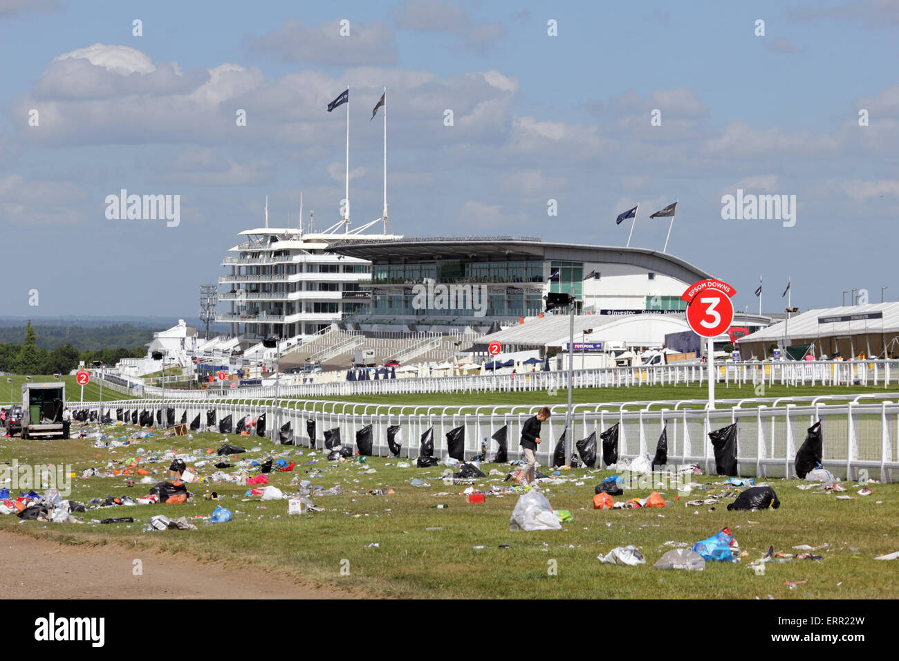 Epsom Downs, Surrey, UK. 7 juin, 2015. Ce que la reine ne veut pas voir ! Le matin après le Derby Day grand nettoyage est en bonne voie, avec une armée de ramasseurs de déchets utilisés pour déposer des tonnes de détritus laissés par les amateurs de course après deux jours de courses à Epsom Downs Surrey. Credit : Julia Gavin UK/Alamy Live News Banque D'Images