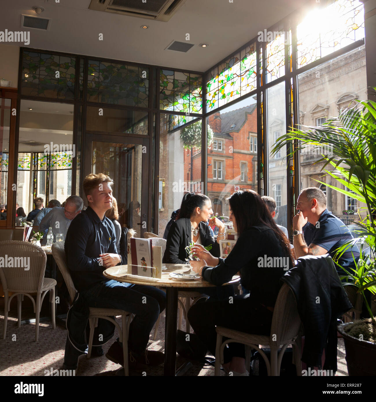 Les gens assis à un café pour le thé l'après-midi (Betty's Café et thé, York, Angleterre) Banque D'Images