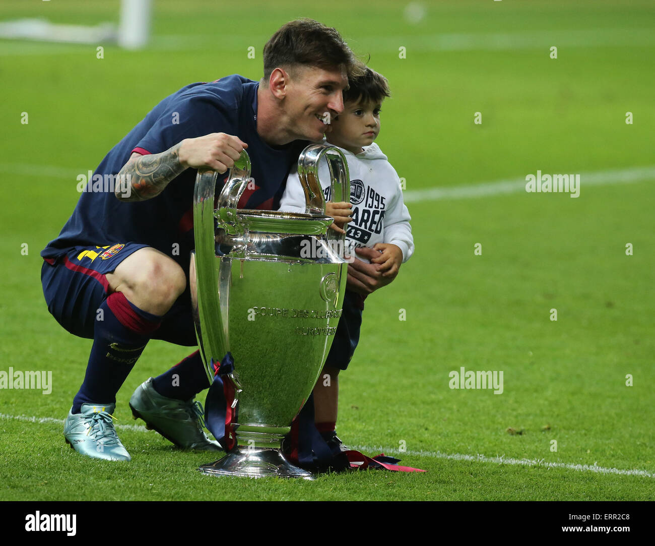 Berlin, Allemagne. 06 Juin, 2015. La Barcelone Lionel Messi célèbre avec son fils Thiago et le trophée après avoir remporté la finale de la Ligue des Champions match de football entre la Juventus et le FC Barcelone à l'Olympiastadion de Berlin, Allemagne, 06 juin 2015. Photo : Kay Nietfeld/dpa/Alamy Live News Banque D'Images