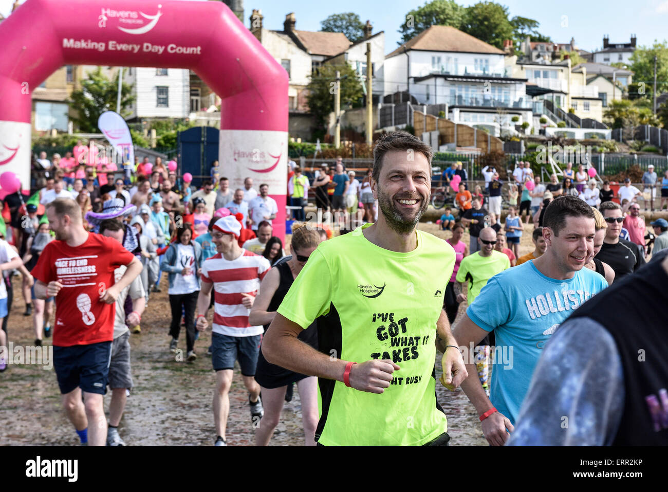 Leigh on Sea, Essex, Royaume-Uni. 7 juin, 2015. Concurrents excité en marche au début de l'assemblée 'île en île Mud Run'. Credit : Gordon 1928/Alamy Live News Banque D'Images