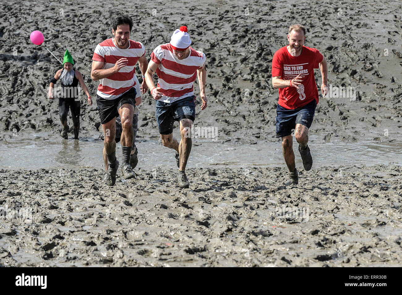 Leigh on Sea, Essex, Royaume-Uni. 7 juin, 2015. Course dans la boue des concurrents à l'approche de la fin de l'assemblée 'île en île Mud Run'. Credit : Gordon 1928/Alamy Live News Banque D'Images