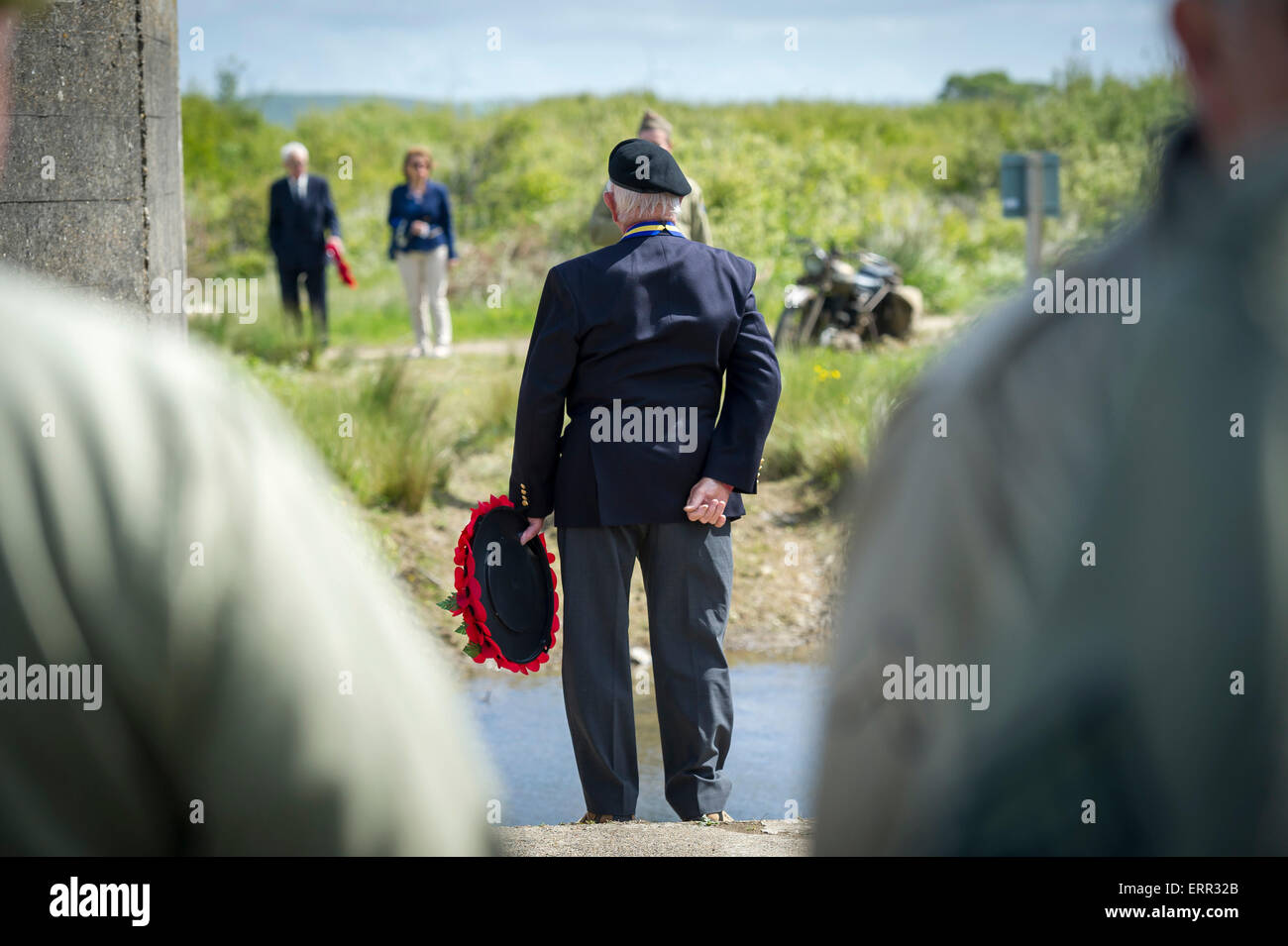 Braunton Burrows, Devon. 6 juin, 2015. Un vateran D-Day est titulaire d'une couronne pour partager un moment émouvant de l'avant d'un marquage service commerative depuis 71 ans les débarquements du jour. Photographié à Braunton Burrows, Devon, où les soldats américains formés à l'invasion de l'Europe le 6 juin 1944. image copyright guy harrop info@guyharrop. Crédit : guy harrop/Alamy Live News Banque D'Images