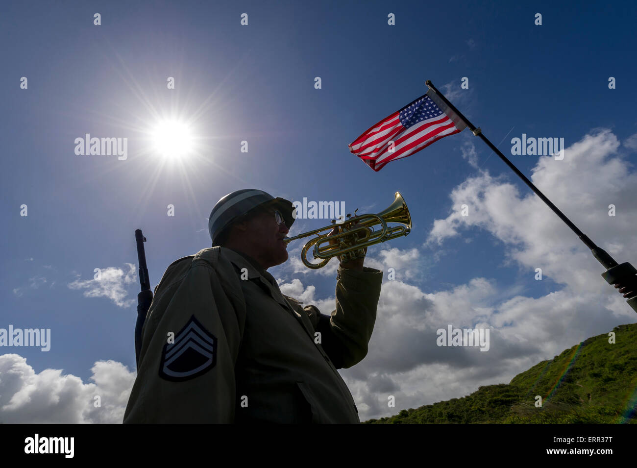 Braunton Burrows, Devon. 6 juin, 2015. L'histoire vivante de reconstitution historique participer à un D-Day service commerative marquant 71 ans depuis le débarquement. Photographié à Braunton Burrows, Devon, où les soldats américains formés à l'invasion de l'Europe le 6 juin 1944. Sur la photo est l'histoire vivante clairon David Bunney jouant le dernier message hommage. image copyright guy harrop info@guyharrop. Crédit : guy harrop/Alamy Live News Banque D'Images