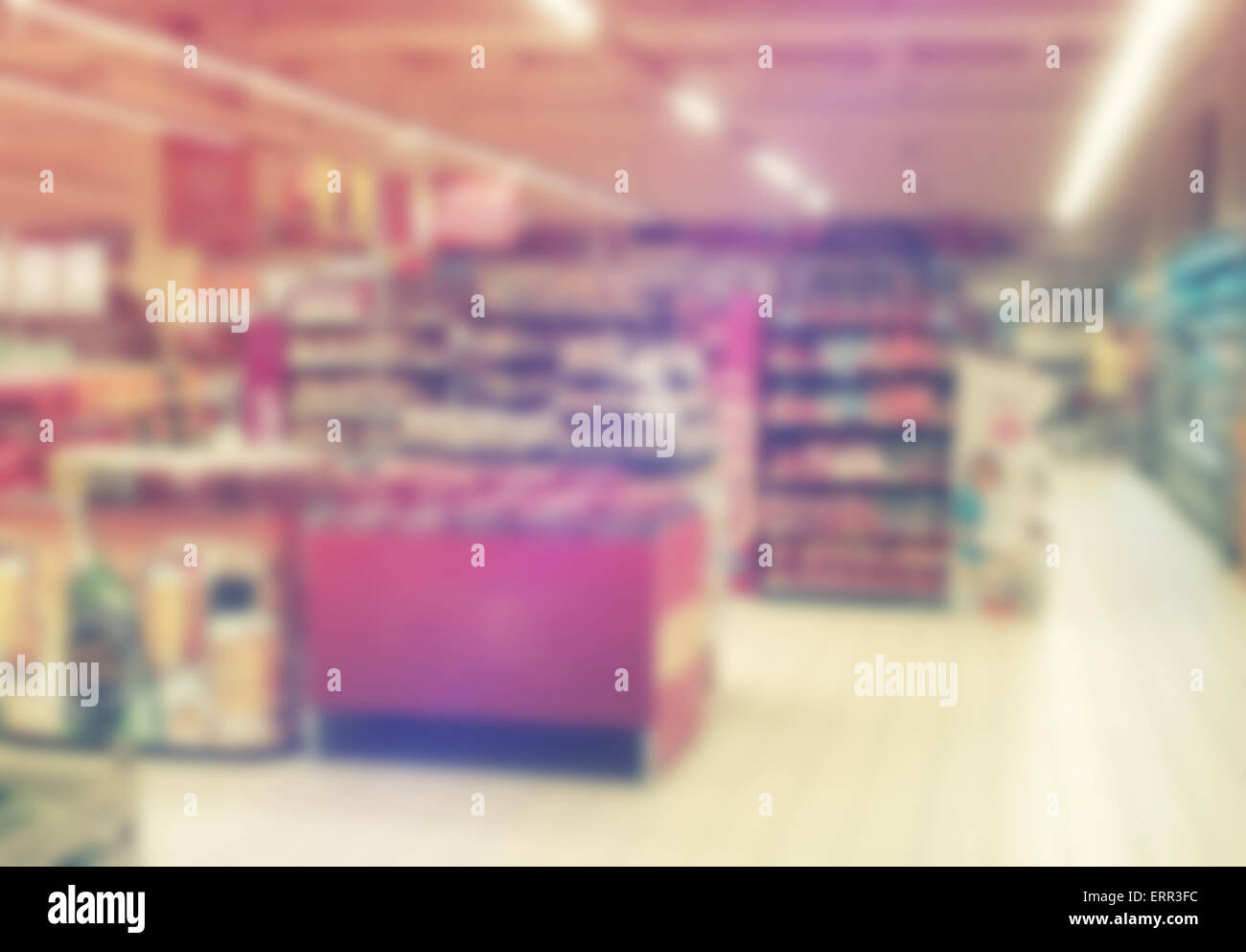 Résumé Les allées du supermarché floue floue pour le consumérisme, Shopping et concept de détail Banque D'Images