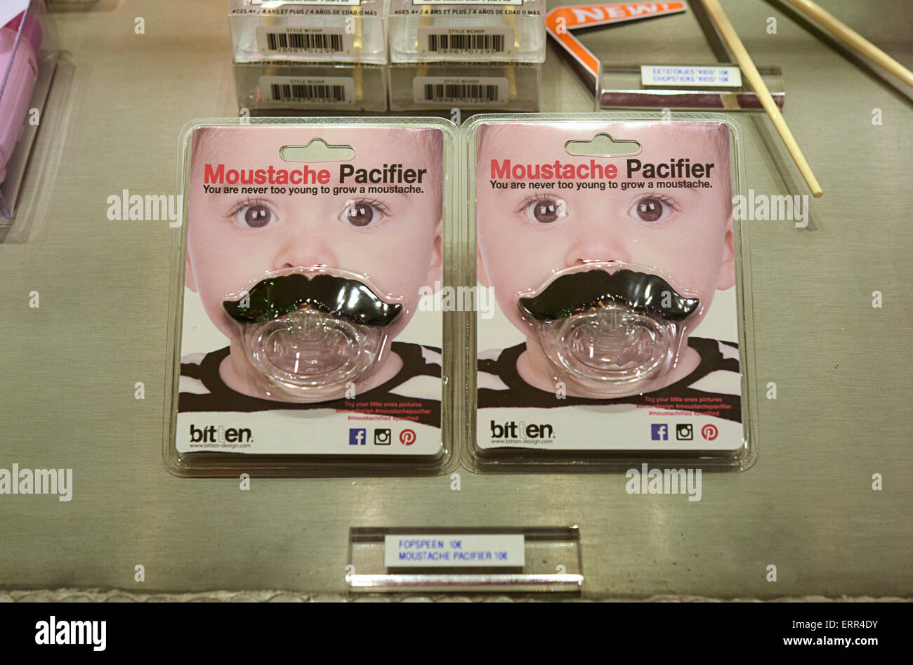 Cadeaux Kitsch D Une Sucette De Bebe Avec Une Moustache Vendu A Un Atelier De Francais A Bruges Belgique Appele Pylones Photo Stock Alamy Cadeaux Kitsch D Une Sucette De Bebe Avec Une Moustache Vendu A Un Atelier De Francais A Bruges Belgique Appele Pylones Photo Stock Alamy