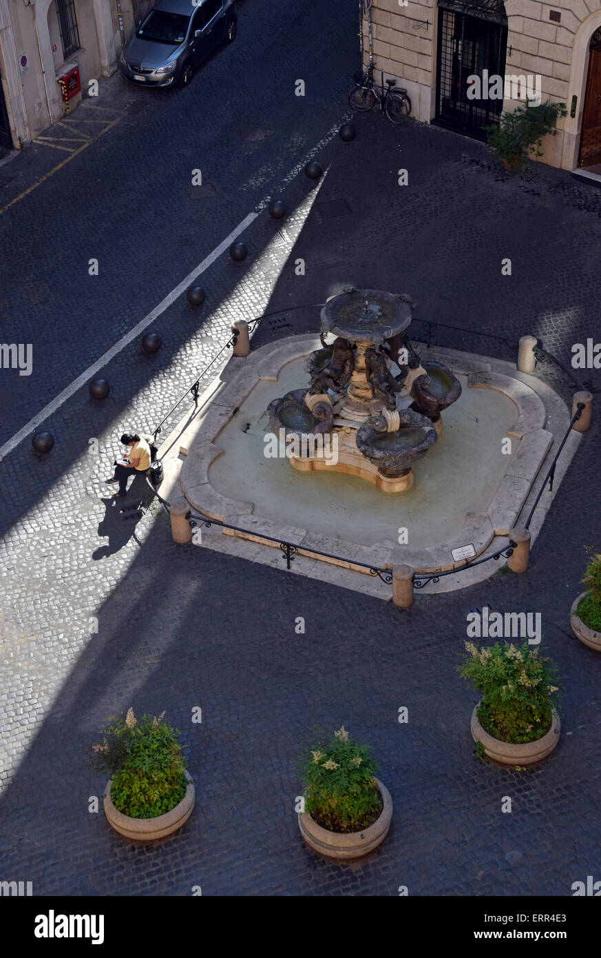 Un matin Vue de dessus de la fontaine des tortues à Piazza Mattei à Rome, Italie. Banque D'Images