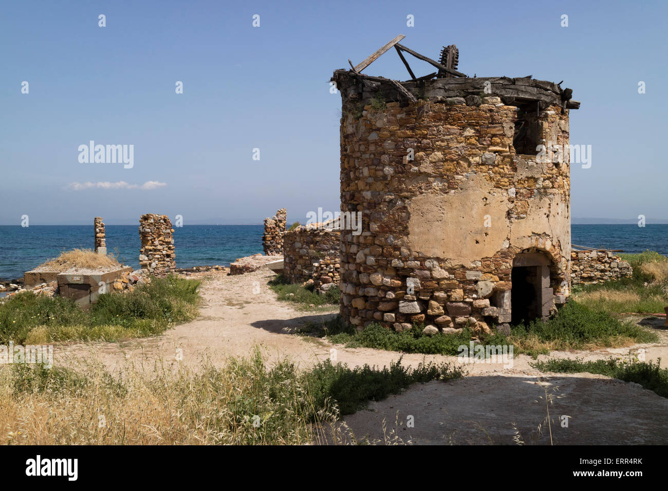 Vestiges d'anciens moulins à vent à Vrondados sur la côte est de Chios, Grèce Banque D'Images