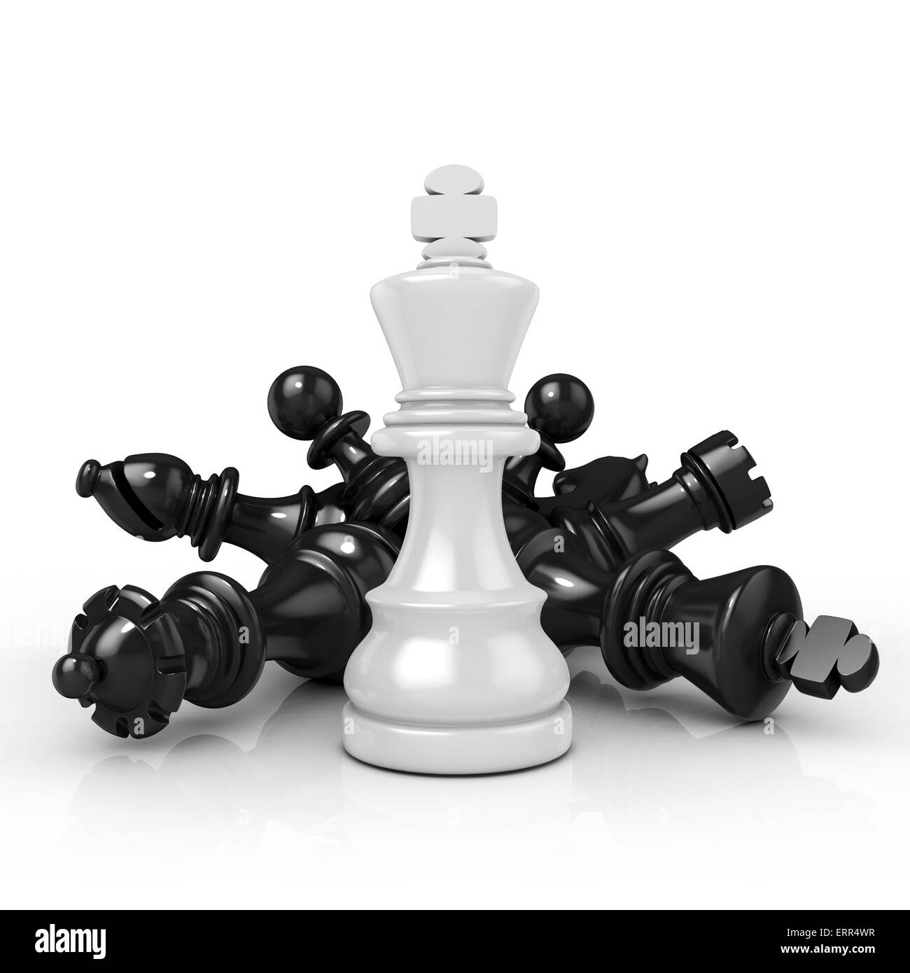Roi blanc debout au-dessus de pièces d'échecs noir tombé, isolé sur fond blanc Banque D'Images