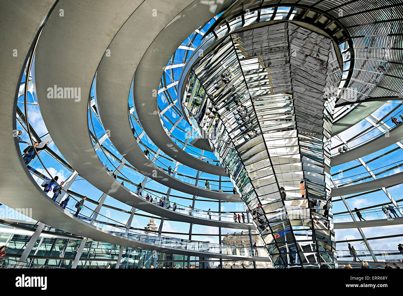 Allemagne, Berlin, le Reichstag, l'intérieur de la coupole de verre de Norman Foster architecte. Banque D'Images