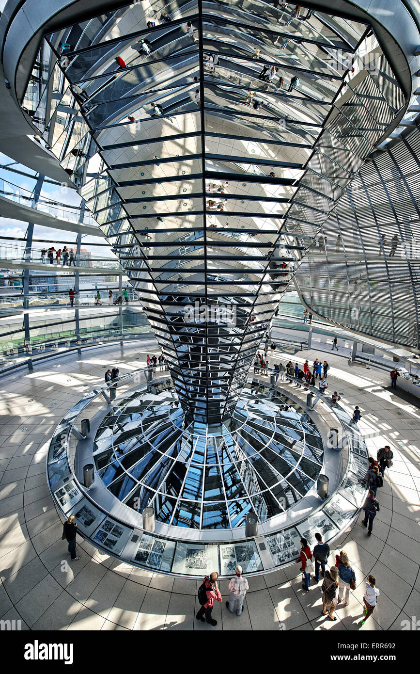 Allemagne, Berlin, le Reichstag, l'intérieur de la coupole de verre de Norman Foster architecte. Banque D'Images