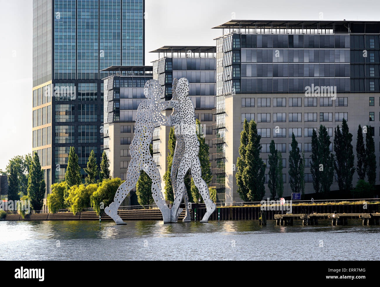 Allemagne, Berlin, molécule man par Jonathan Borofsky sur la rivière Spree. Banque D'Images