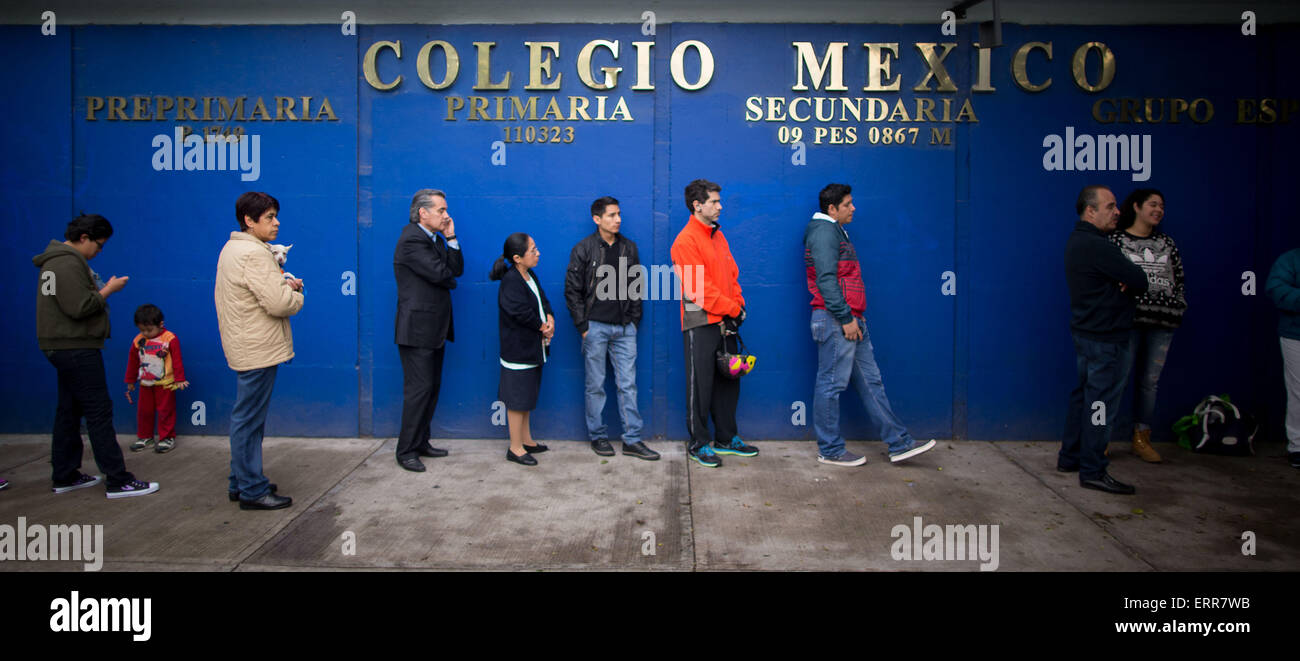 La ville de Mexico, Mexique. 7 juin, 2015. Les résidents dans une ligne en face d'un bureau de scrutin, avant d'émettre leur vote lors de l'élections de mi-parcours dans la ville de Mexico, Mexique, le 7 juin 2015. Crédit : Pedro Mera/Xinhua/Alamy Live News Banque D'Images