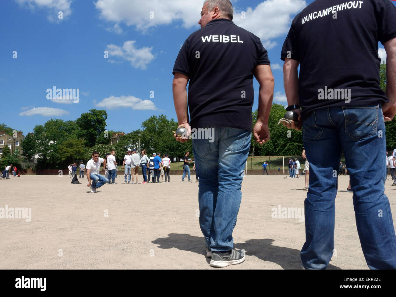 Londres, Royaume-Uni. 7 juin, 2015. Le Tournoi de pétanque 2015 Londonaise atteint son stade final à Islington, Londres aujourd'hui. Equipes d'horizons très divers se sont réunis à Barnard Park pour concourir pour le prix de 2 500 Euros. Parmi les joueurs a été Charles "Claudy" Weibel de Belgique qui a été champion du monde de boules. Crédit : Jeffrey Blackler/Alamy Live News Banque D'Images