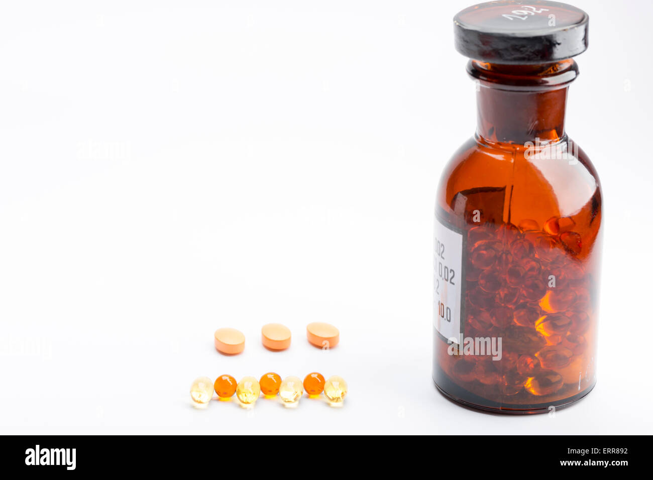Bouteille de pilules médicaux sur fond blanc Banque D'Images