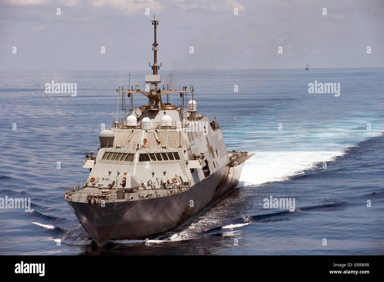L'US Navy, le USS combat littoral Fort Worth effectue des patrouilles de routine dans les eaux internationales de la mer de Chine du Sud comme l'Armée populaire de libération de la frégate lance-missiles de la Marine voiles Yancheng fermer derrière le 11 mai 2015 près de l'archipel des Spratlys. Banque D'Images