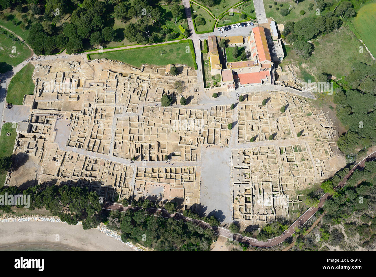 VUE AÉRIENNE.Ruines d'une ancienne ville grecque sur la côte catalane.Empúries, l'Escala, Costa Brava, province de Gérone, Catalogne,Espagne. Banque D'Images