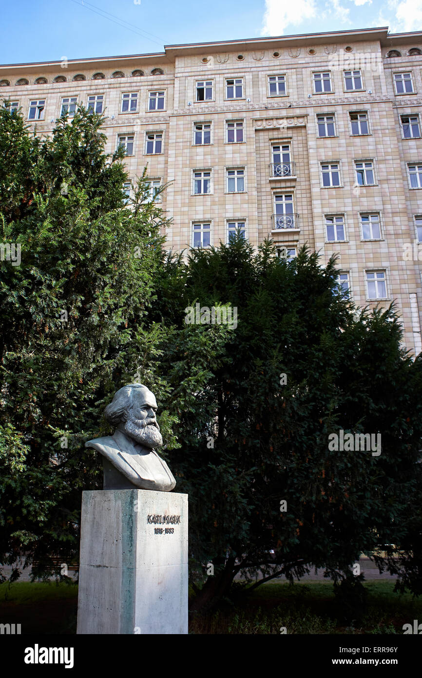 Allemagne, Berlin-Est, le long de la Karl Marx Allee, la statue de Karl Marx. Banque D'Images