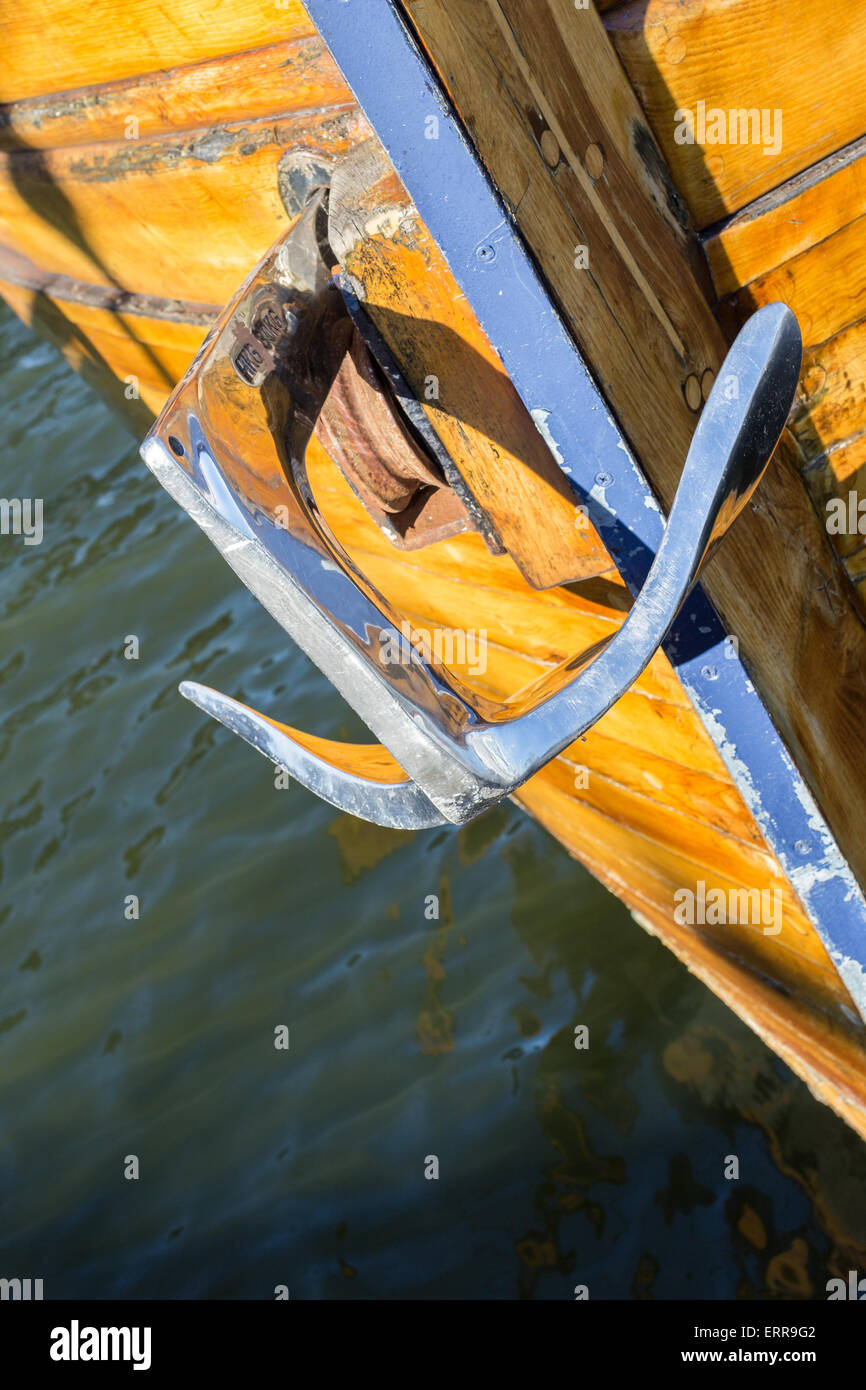 Brillant métallique ancre de bateau sur un vieux bateau en bois Banque D'Images