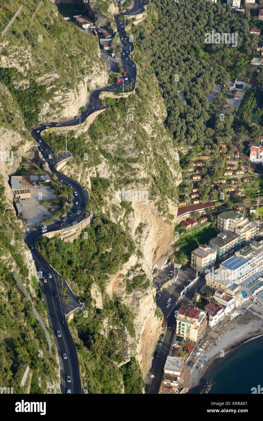 VUE AÉRIENNE.Route au bord d'une falaise.Meta di Sorrento, péninsule de Sorrentine, ville métropolitaine de Naples, Campanie, Italie. Banque D'Images
