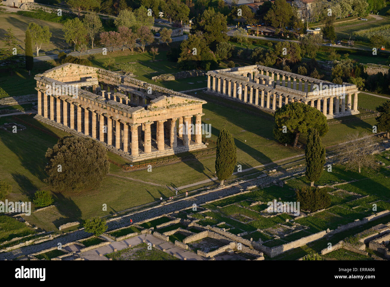 VUE AÉRIENNE.Temples grecs de Hera II ou Neptune (à gauche) et Hera (à droite).Paestum, province de Salerne, Campanie, Italie. Banque D'Images