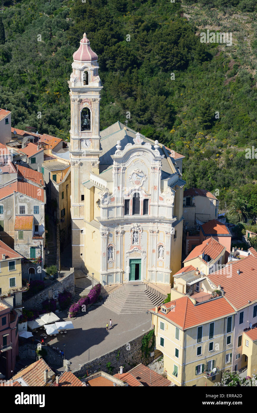 VUE AÉRIENNE.Église San Giovanni Battista perchée au sommet du village médiéval de Cervo.Province d'Imperia, Ligurie, Italie. Banque D'Images