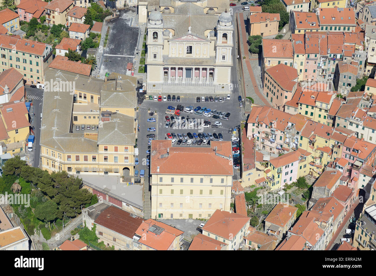 VUE AÉRIENNE.Basilique de San Maurizio.Piazza Duomo, Porto Maurizio, Imperia, Ligurie, Italie. Banque D'Images
