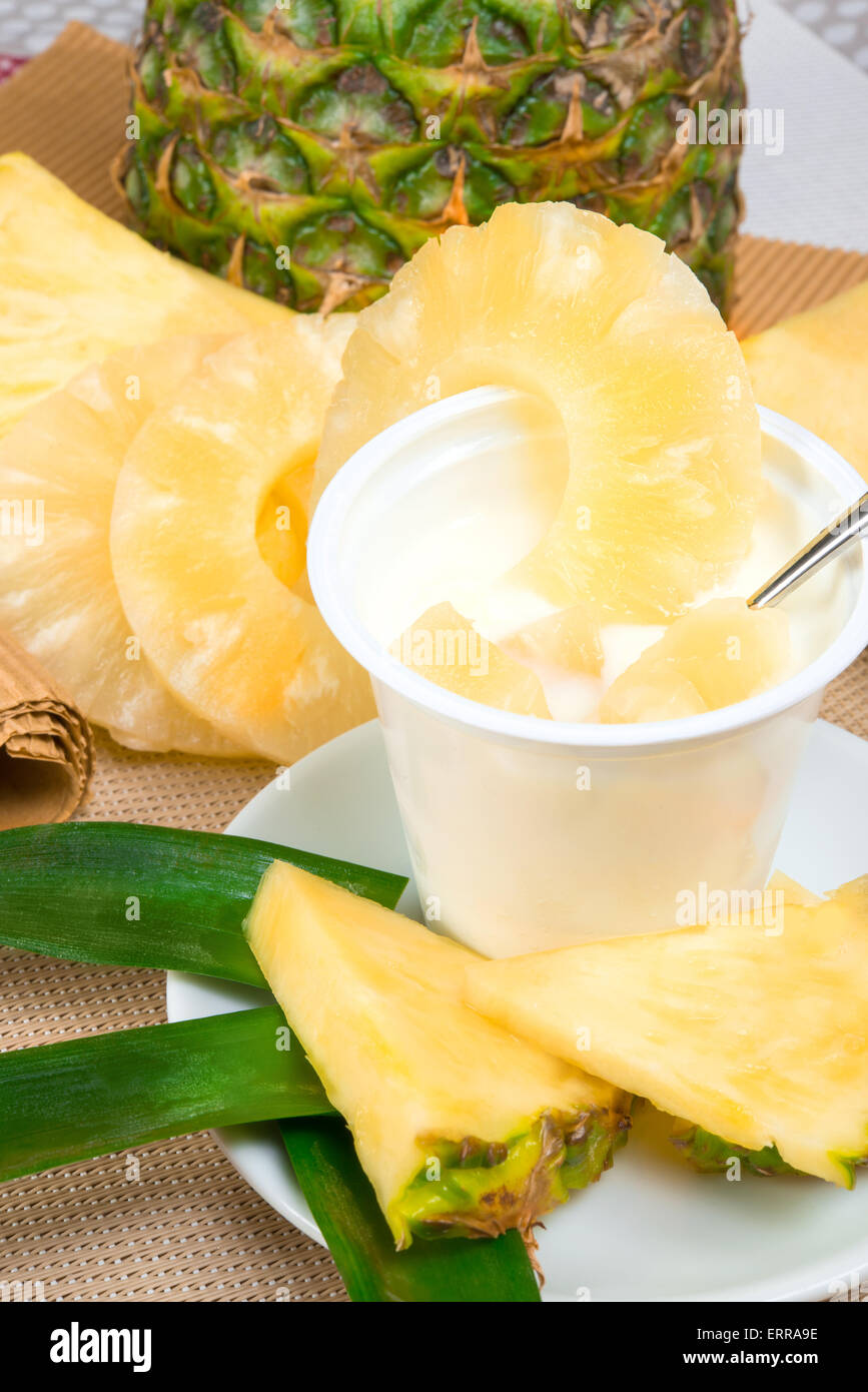Yogourt nature faible en gras crémeux saveur ananas Banque D'Images
