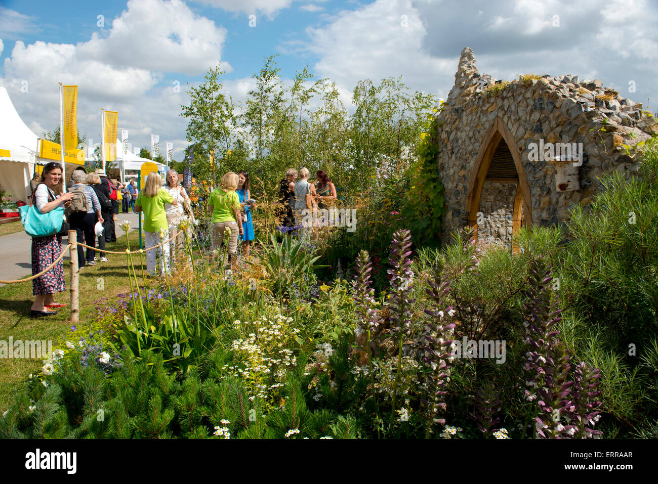 Les visiteurs qui cherchent à l'Flintknapper's Garden à l'Hampton Court Flower Show 2014 au Moseley, Surrey, UK Banque D'Images