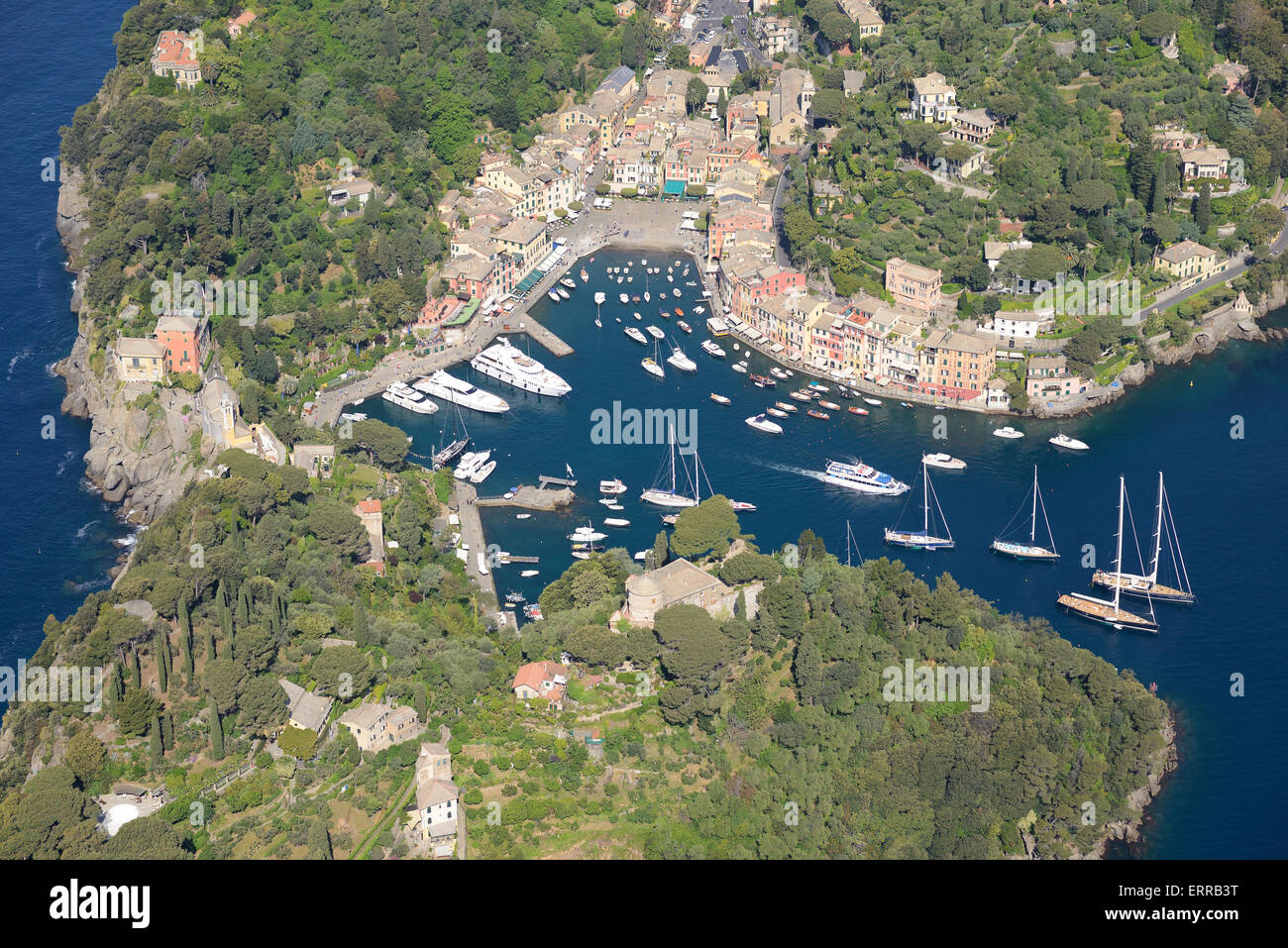 VUE AÉRIENNE.Port naturel de Portofino.Ville métropolitaine de Gênes, Ligurie, Italie. Banque D'Images