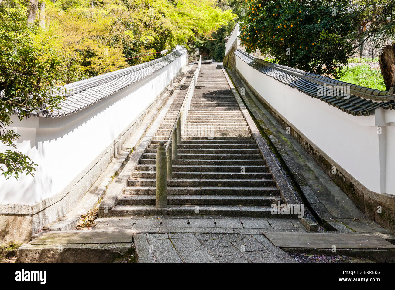 Murs en plâtre blanc Dobei de chaque côté de long escalier en pierre menant à la colline du Seishi-do et au mausolée au temple de Chion-in à Kyoto. Banque D'Images