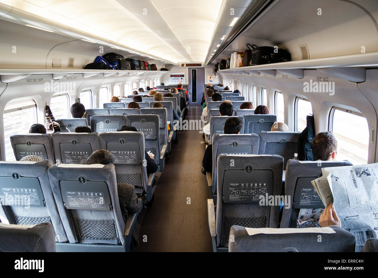 Intérieur de Shinkansen, train à grande vitesse, chariot avec trois sièges  d'un côté, et deux de l'autre. bagages dans le rack supérieur. Sièges en  classe normale Photo Stock - Alamy