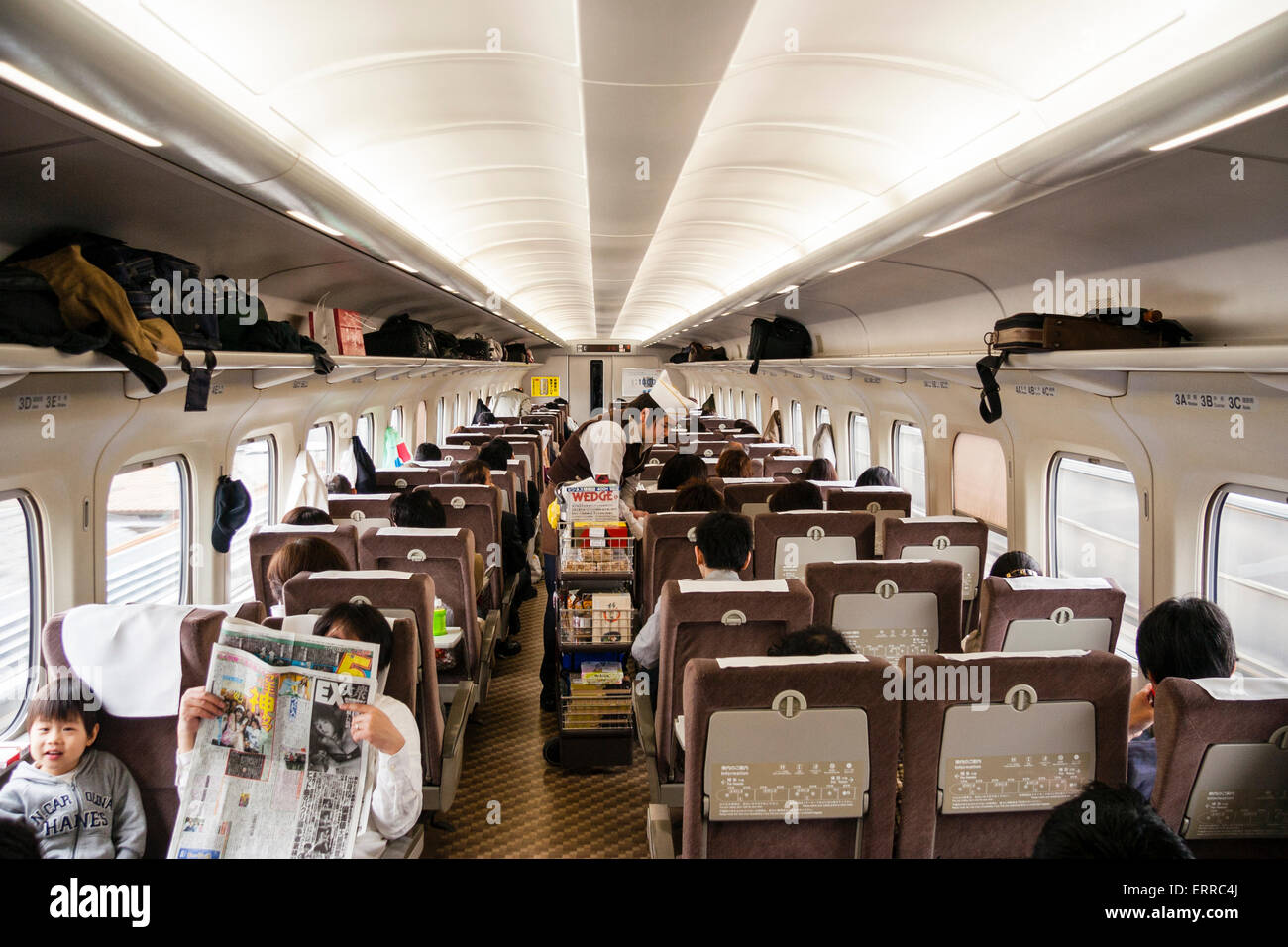 Intérieur de Shinkansen, train à grande vitesse, chariot avec trois sièges  d'un côté, deux de l'autre et service de trolley dans l'allée. bagages dans  la galerie supérieure Photo Stock - Alamy