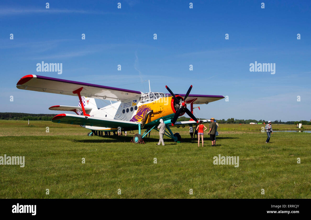Kiev, Ukraine. 06 Juin, 2015. Un vieux biplan soviétique-2 - Maquette debout sur l'herbe verte dans une journée ensoleillée sur 'aérodrome Tchaïka' (Seagul) à Kiev Crédit : Igor Golovnov/Alamy Live News Banque D'Images