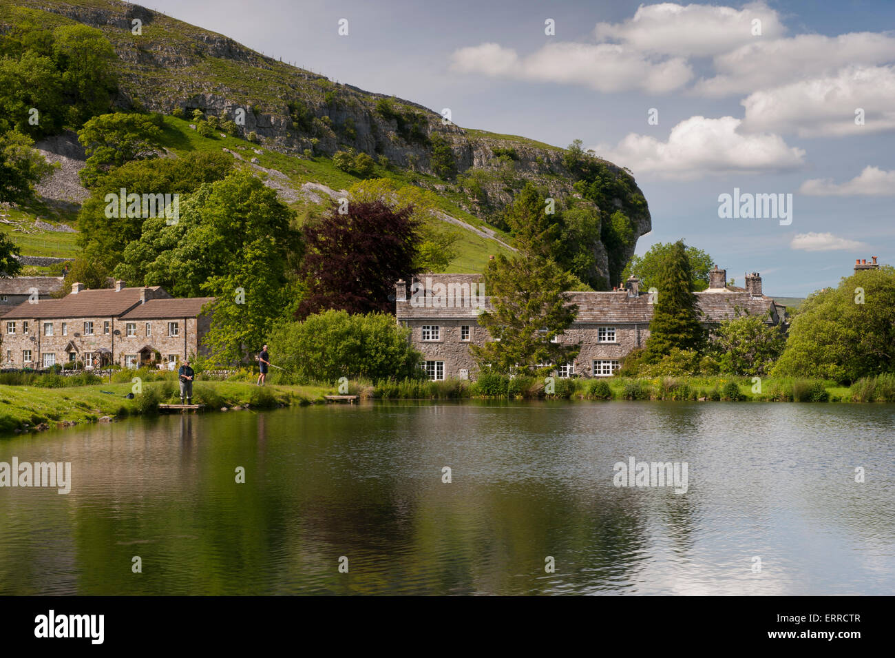 La lumière du soleil d'été & cottages en pierre pittoresque se tenir sur les rives d'un lac de pêche pittoresque, au-delà de ces dents Kilnsey - Endangered Species, Yorkshire, Angleterre, Royaume-Uni. Banque D'Images