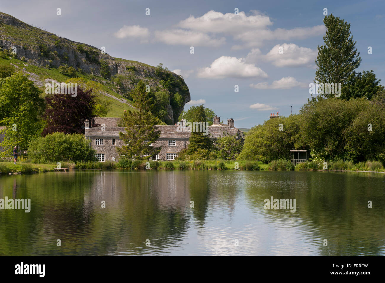 La lumière du soleil d'été & cottages en pierre pittoresque se tenir sur les rives d'un lac de pêche pittoresque, au-delà de ces dents Kilnsey - Endangered Species, Yorkshire, Angleterre, Royaume-Uni. Banque D'Images