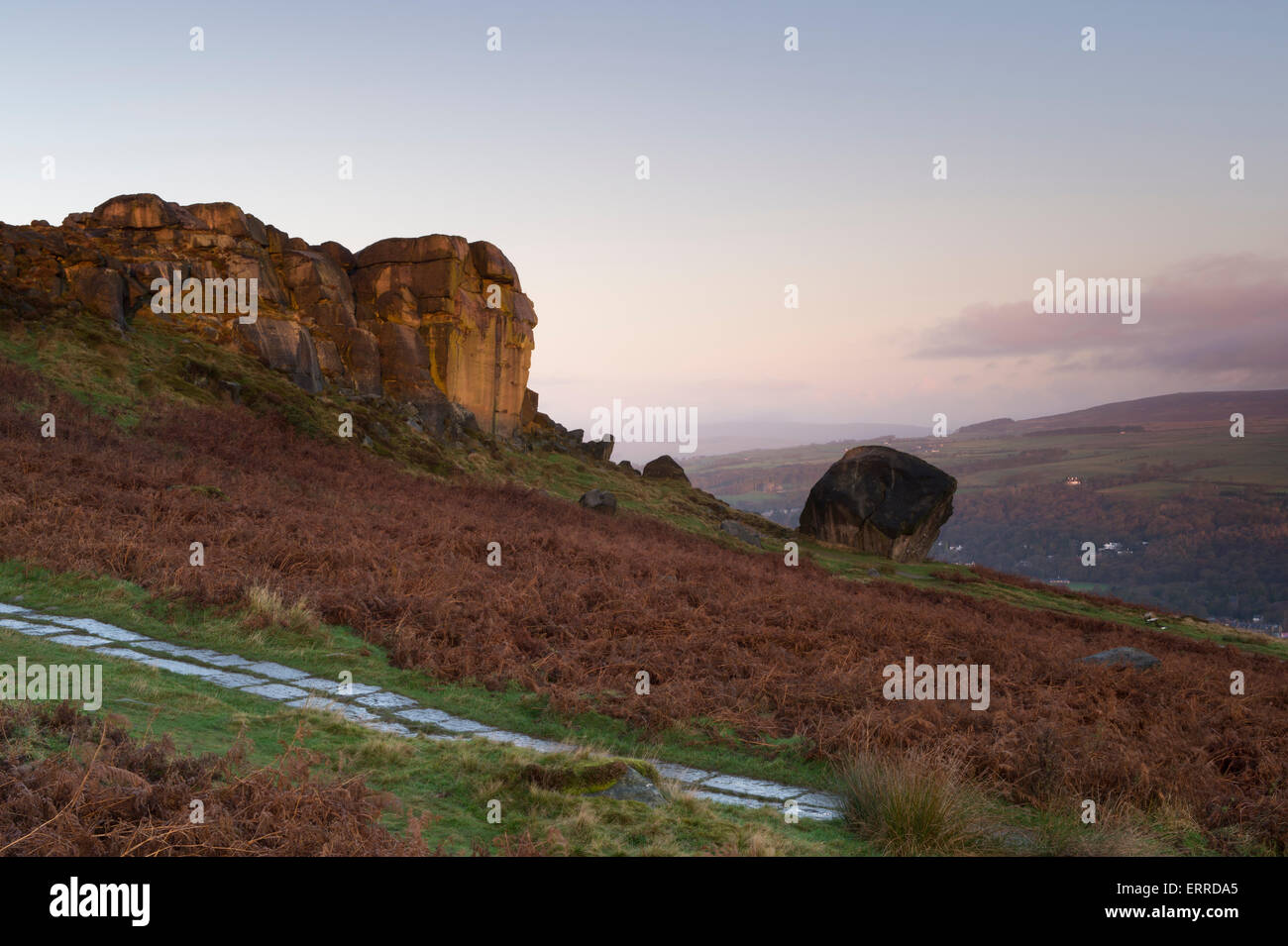 Paysage rural pittoresque de rose et bleu ciel au lever du soleil sur la haute montagne rocky outcrop - Veau Vache et rochers, Ilkley Moor, West Yorkshire, Angleterre, Royaume-Uni. Banque D'Images