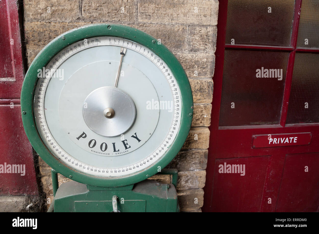 Un ensemble de balances en keighley station sur l'Keighley & Worth Valley Railway. Banque D'Images