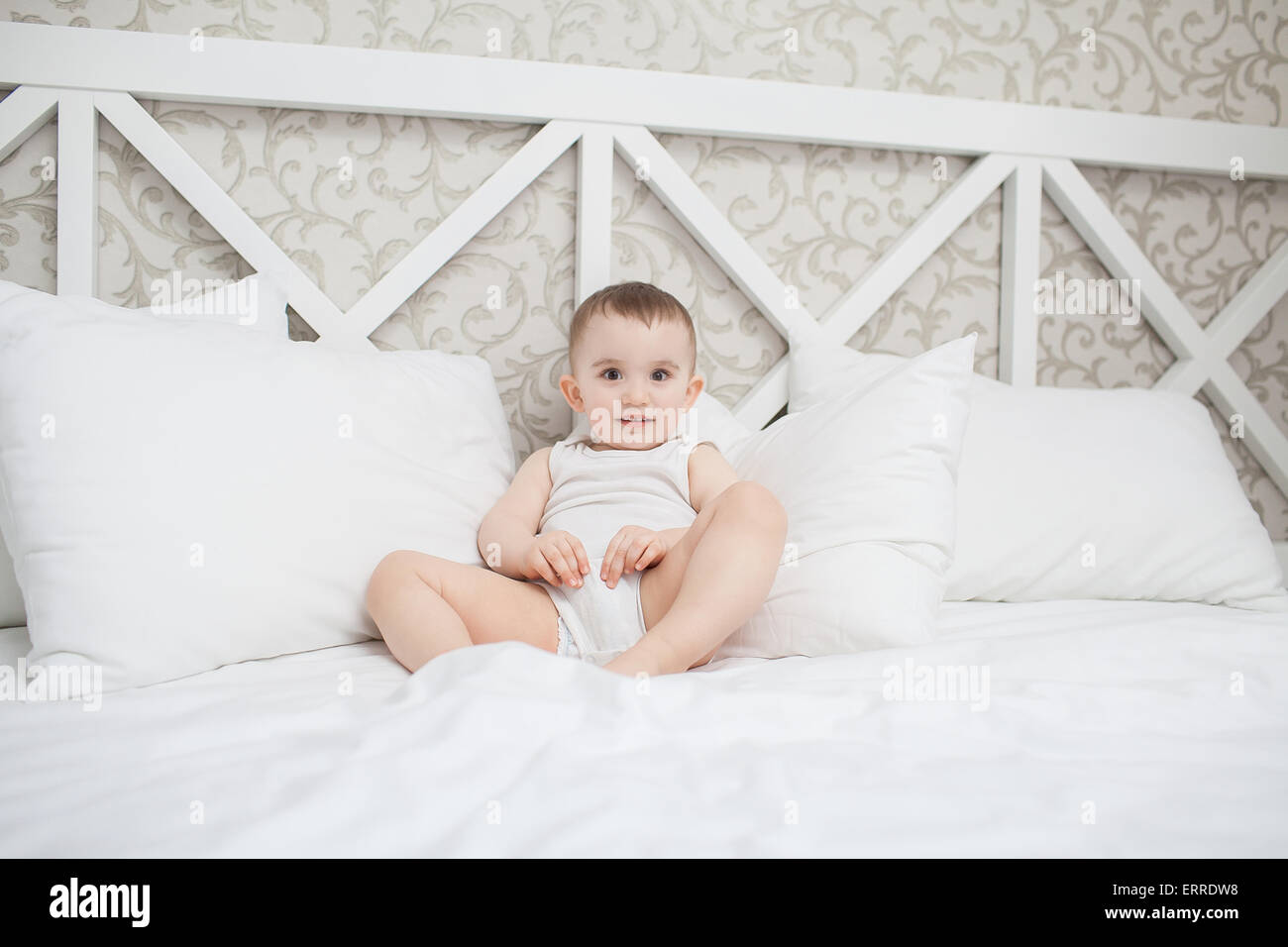 Cute baby boy in bed Banque D'Images