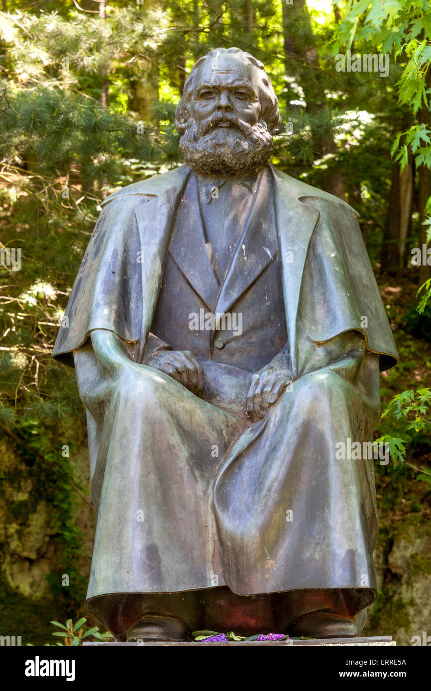 Monument à la statue du philosophe et économiste allemand Karl Marx à Karlovy Vary, République tchèque. Banque D'Images