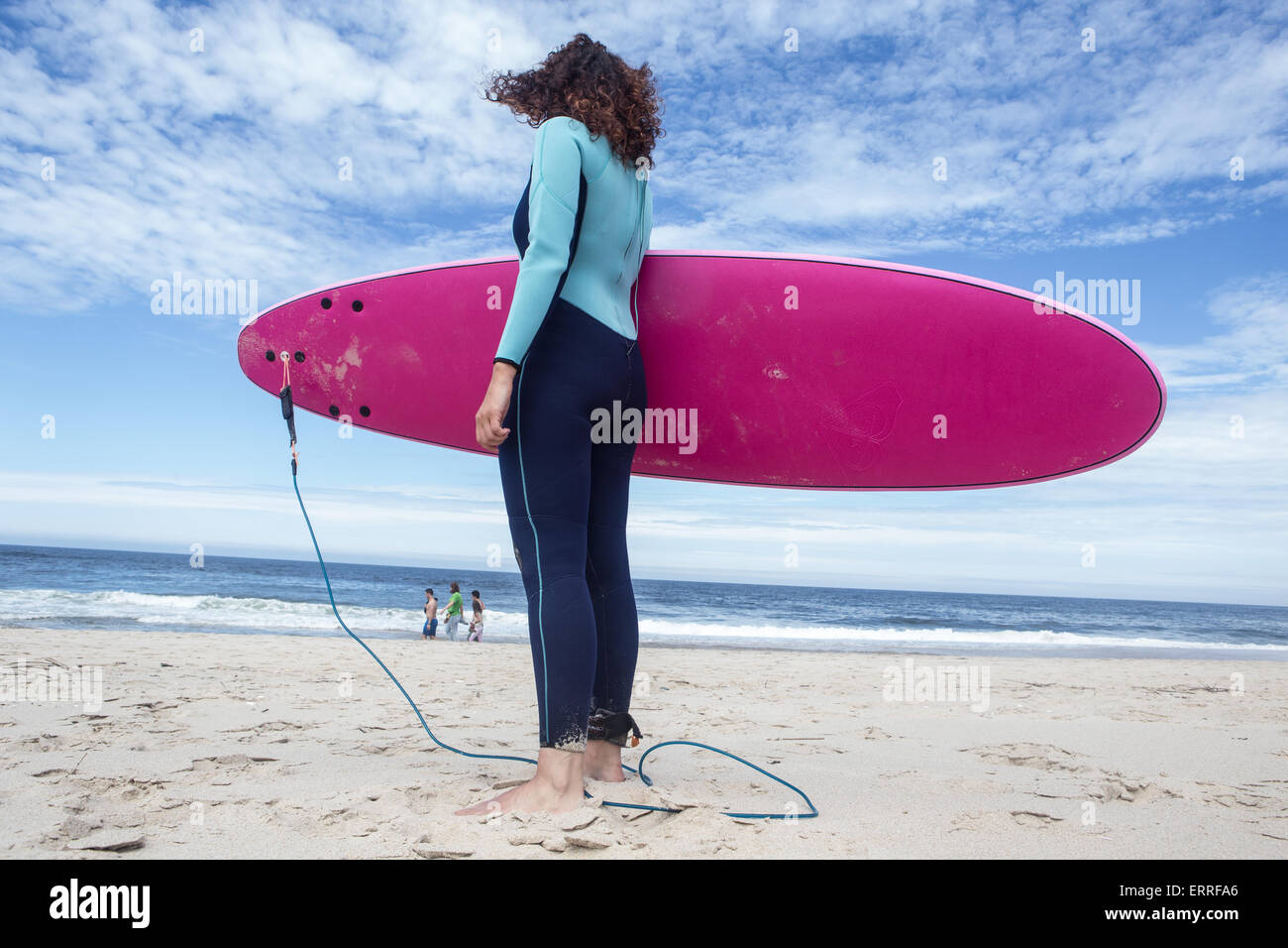 Surfeuse avec planche de surf Banque de photographies et d'images à haute  résolution - Alamy